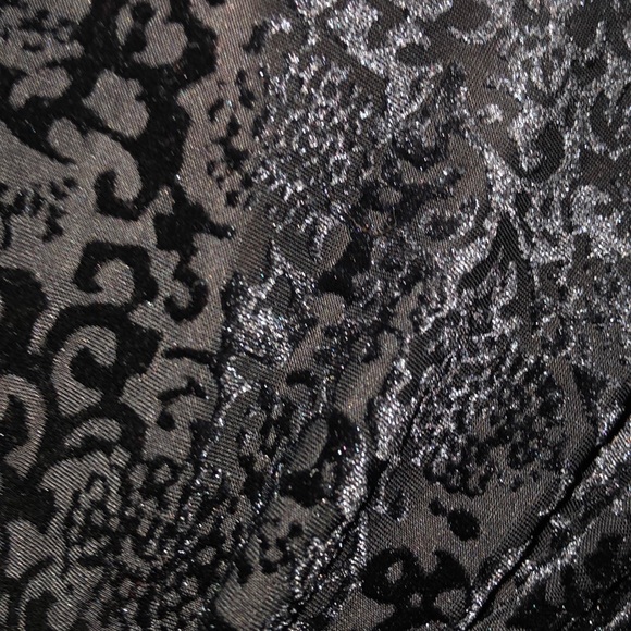 Flowing button down with velvet details - Picture 5 of 8